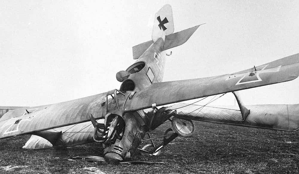 Разбитый самолет LFG Роланд CL IIа «Вальфиш» Воздушных войск Германии. Машина одной из последних серий имеет выхлопное устройство с выводом газов вверх и назад